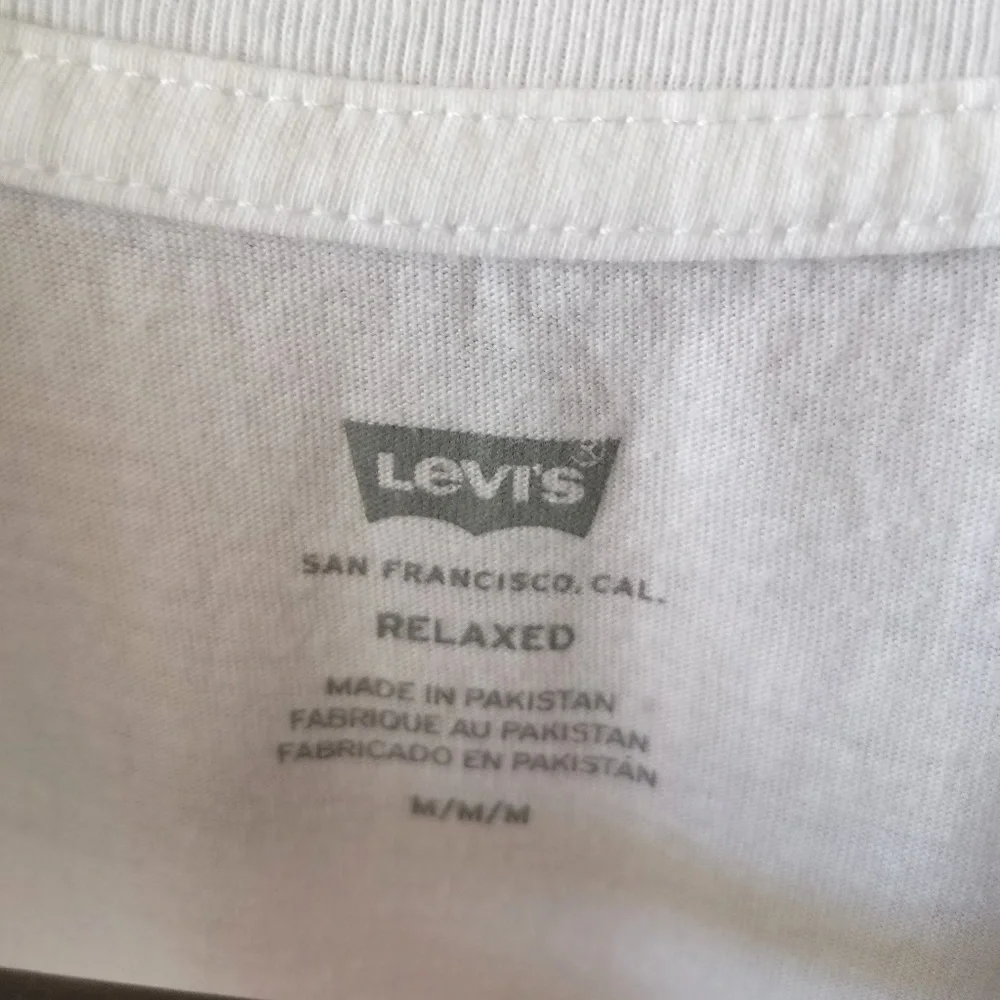 LEVI’S® CHEST BOXTAB LOGO TEE SHIRT - (M) - Picture 7 of 10